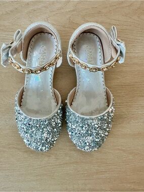 Toddler Girls Sequin Ankle-Strap Dress Shoes with Gold Chain Detail - Silver